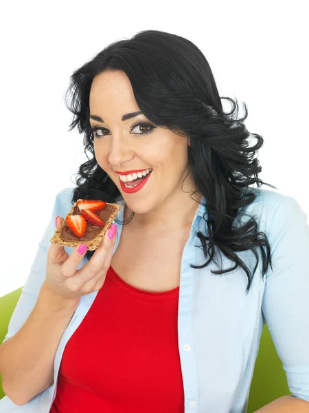 Mulher saudável comer um biscoito com espalhamento de chocolate e morangos frescos — Fotografia de Stock