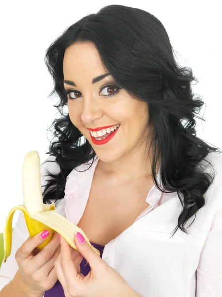 Jeune femme mangeant une banane — Photo