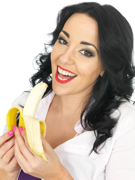 Jeune femme mangeant une banane — Photo