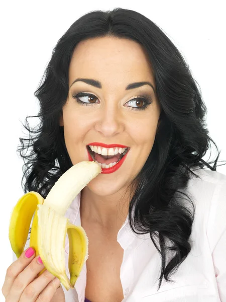 Jeune femme mangeant une banane — Photo