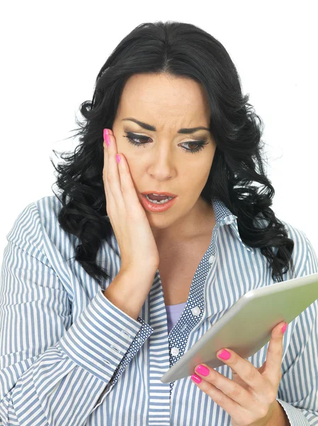 Mujer joven asustada usando una tableta — Foto de Stock