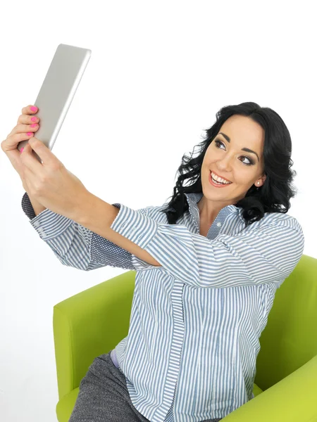 Attraktive junge Frau mit einem Tablet, das ein Selbstporträt aufnimmt — Stockfoto