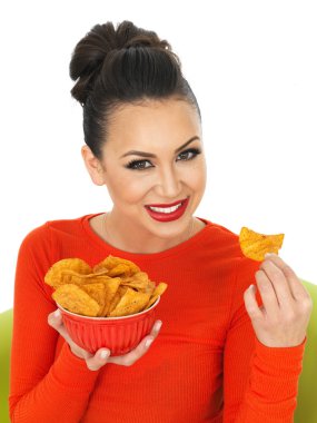 Güzel genç İspanyol kadın sıcak baharatlı Tortilla cips bir kase ile