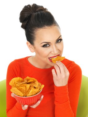 Güzel genç İspanyol kadın sıcak baharatlı Tortilla cips bir kase ile