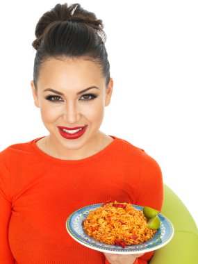 Güzel genç İspanyol kadın Meksika Fried Rice biber ile
