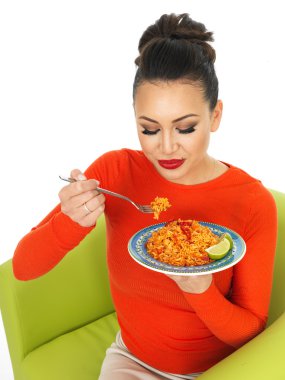 Güzel genç İspanyol kadın Meksika Fried Rice biber ile