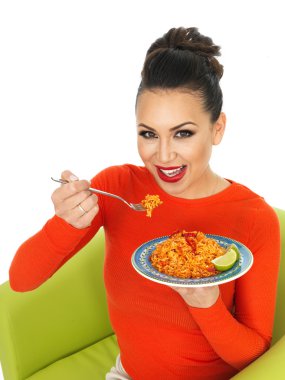 Güzel genç İspanyol kadın Meksika Fried Rice biber ile
