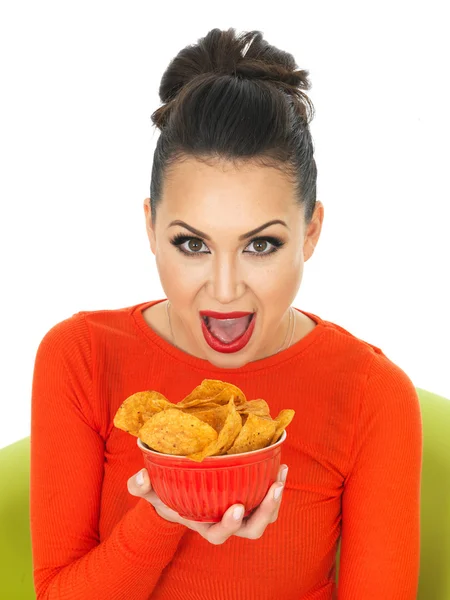 Mulher hispânica jovem bonita com uma tigela de chips de tortilla picante quente — Fotografia de Stock