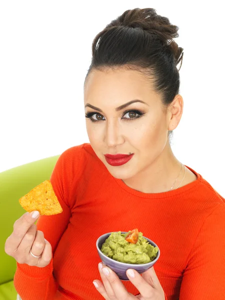 Vacker ung spansktalande kvinna med en skål med hemgjord Guacamole — Stockfoto