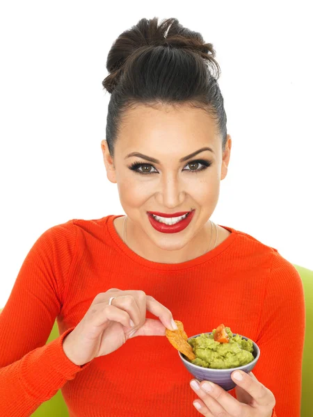 Belle jeune femme hispanique avec un bol de guacamole fait maison — Photo