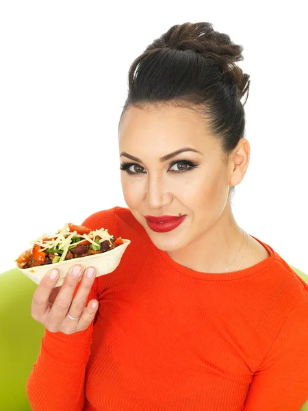 Güzel genç İspanyol kadın Chilli sığır eti Tacos ve eritilmiş peynir ile — Stok fotoğraf