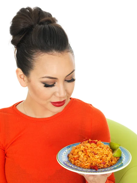 Mulher hispânica jovem bonita com chili de arroz frito mexicano — Fotografia de Stock