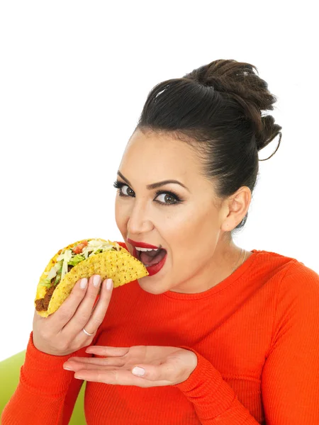 Bela jovem hispânica mulher com crocante chili carne tacos — Fotografia de Stock