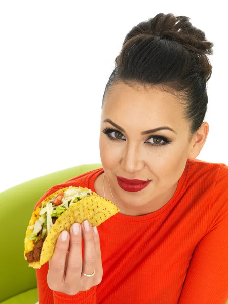 Beautiful Young Hispanic Woman With Crispy Chilli Beef Tacos — Stok fotoğraf