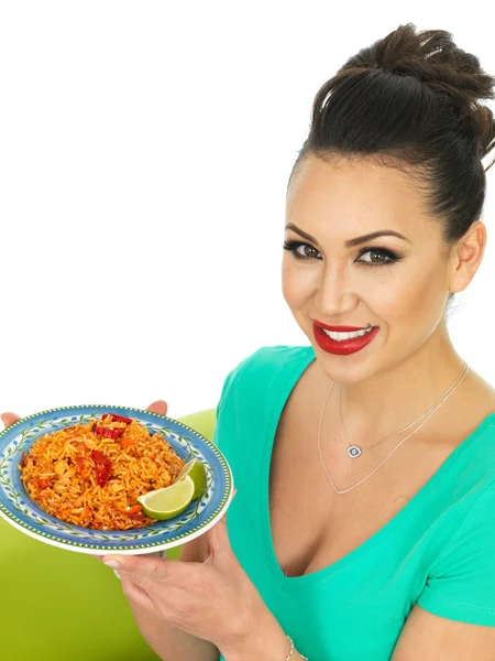 Schöne junge hispanische Frau hält einen Teller mit würzigem mexikanischen gebratenem Reis — Stockfoto