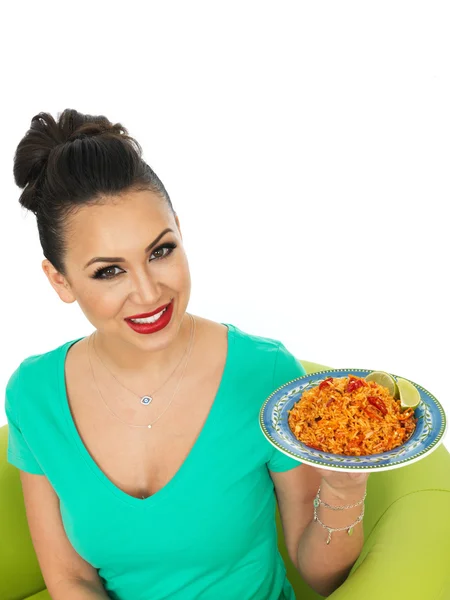 Hermosa joven hispana sosteniendo una placa de arroz frito mexicano picante — Foto de Stock