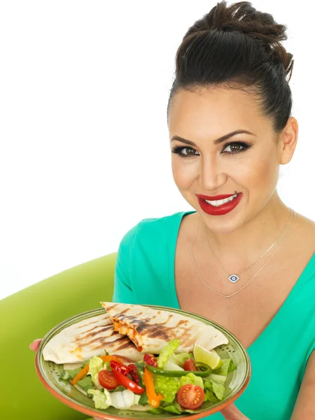Bella attraente giovane donna ispanica in possesso di un piatto di messicano Quesadula — Foto Stock
