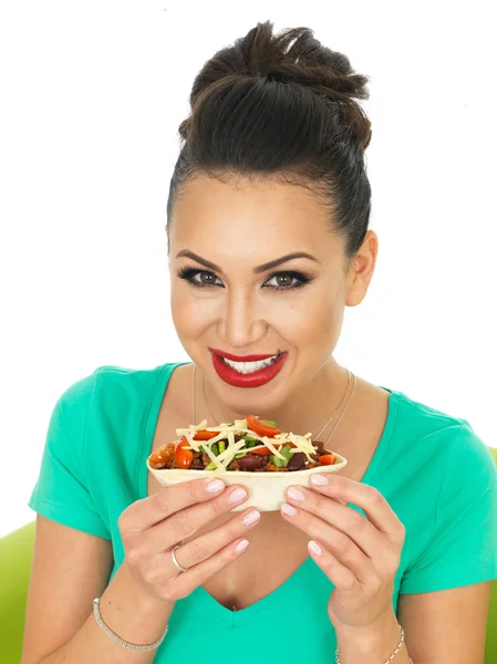 Attractive Young Hispanic Woman With Soft Chilli Beef Taco with Salad — Stockfoto