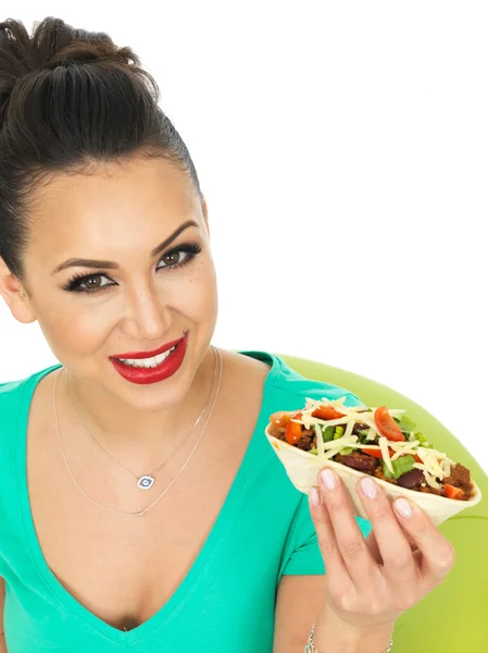 Bella attraente giovane donna ispanica con morbido peperoncino manzo Taco con insalata — Foto Stock