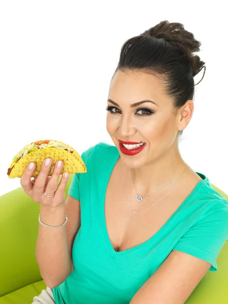 Mulher hispânica nova bonita com tacos crocantes da carne do chili com salada e queijo ralado — Fotografia de Stock