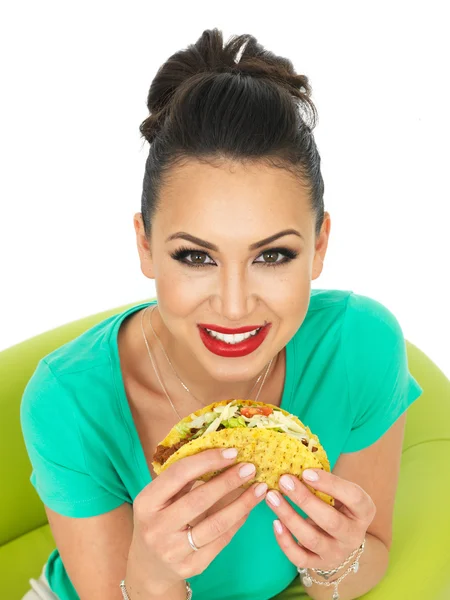 Beautiful Young Hispanic Woman With Crispy Chilli Beef Tacos with Salad and Grated Cheese — Stok fotoğraf