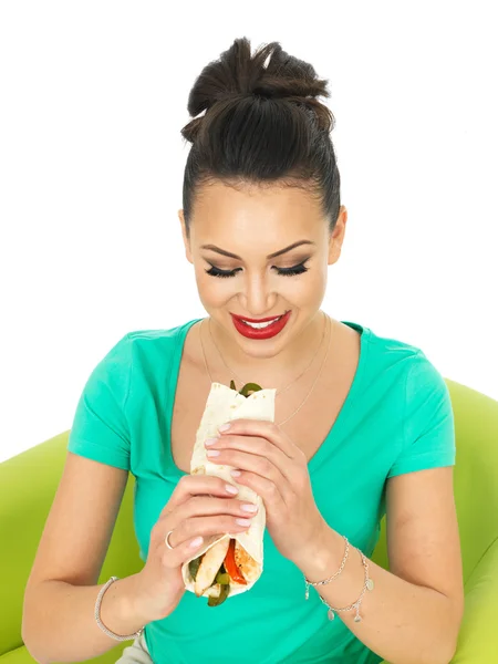 Beautiful Attractive Young Hispanic Woman With A Chicken Fajita Wrap and Sliced Peppers — Stock fotografie
