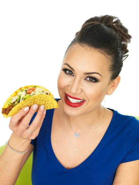 Beautiful Attractive Young Hispanic Woman With A Crispy Chilli Beef Taco With Salad — Stok fotoğraf