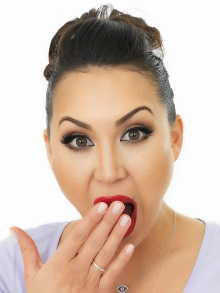 Retrato de una mujer hispana joven muy conmocionada y sorprendida cubriendo su boca con sus manos — Foto de Stock