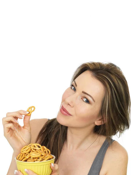 Aantrekkelijke jonge vrouw met een kom van gezouten Pretzel Snacks — Stockfoto