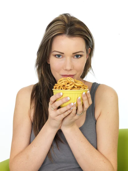 Attraente giovane donna che tiene una ciotola di snack salati Pretzel — Foto Stock