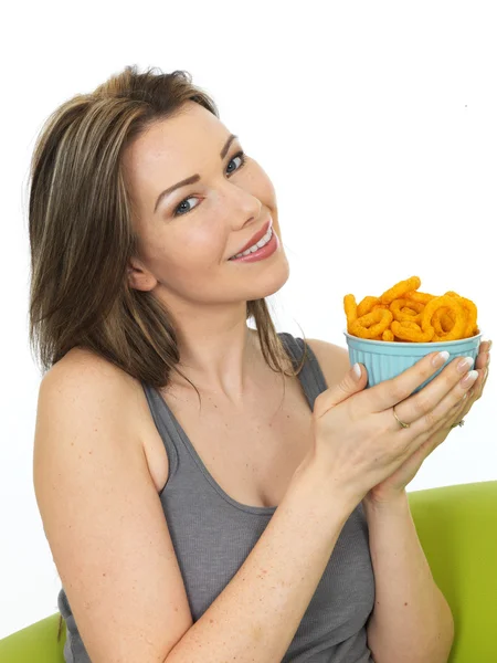 Attraktiv ung kvinna med en skål med lök Ring kryddade Snacks — Stockfoto