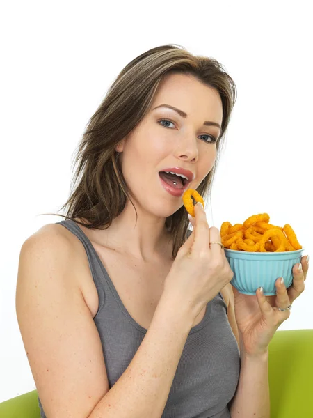 Jovem mulher atraente segurando uma tigela de lanches com sabor de anel de cebola — Fotografia de Stock