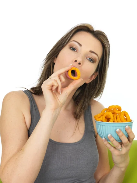 Attraktive junge Frau hält eine Schüssel mit Zwiebelringen aromatisierten Snacks — Stockfoto