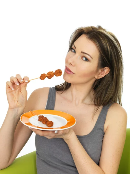 Jovem mulher atraente segurando uma placa de frango Satay Kebabs — Fotografia de Stock