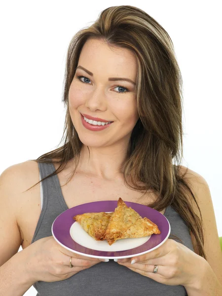 Attraktiv ung glad kvinna med en platta av Samosa salta Snacks — Stockfoto