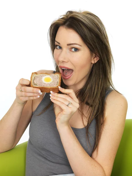 Jovem mulher atraente segurando uma fatia de torta de gala — Fotografia de Stock