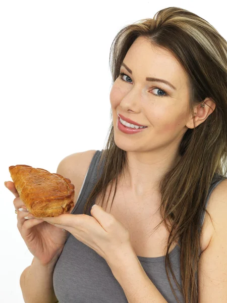 Attrayant jeune femme tenant un pâté cornique cuit au four — Photo