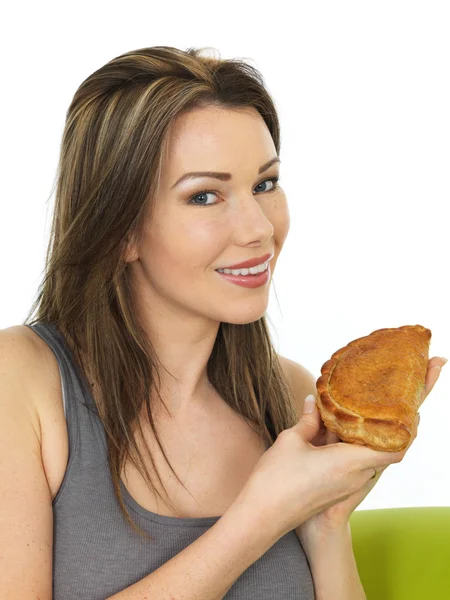 Atractiva joven mujer sosteniendo un pastel de córnico horneado — Foto de Stock