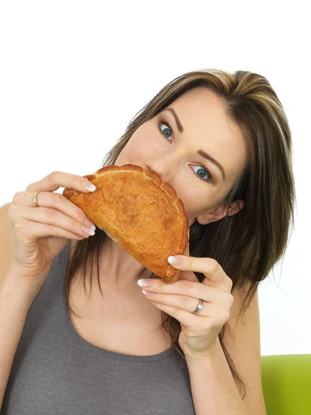 Atractiva joven mujer sosteniendo un pastel de córnico horneado — Foto de Stock