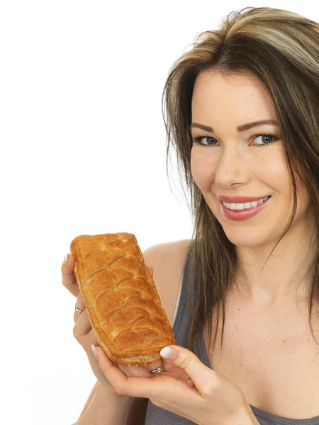 Atractiva joven mujer sosteniendo una rebanada de queso caliente pastelería — Foto de Stock