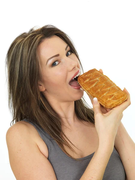 Attraente giovane donna mangiare un formaggio caldo e cipolla fetta pasticceria spuntino — Foto Stock