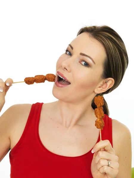 Attrayant jeune femme mangeant du poulet Satay Kebab Sticks — Photo