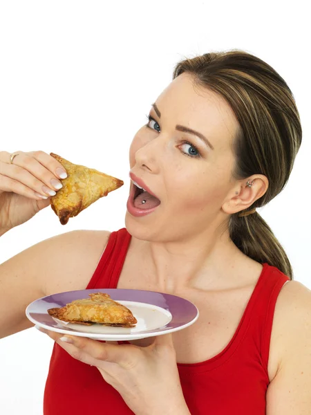 Jovem mulher atraente segurando uma placa de estilo indiano Samosa Snacks — Fotografia de Stock