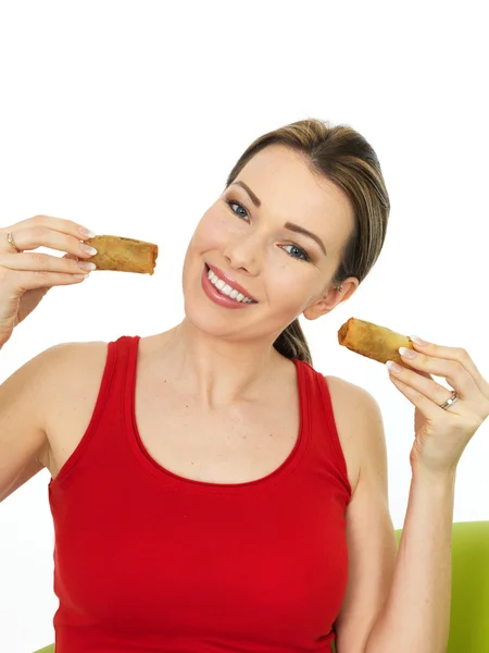 Jovem mulher atraente segurando chinês estilo vegetal Primavera Rolls — Fotografia de Stock