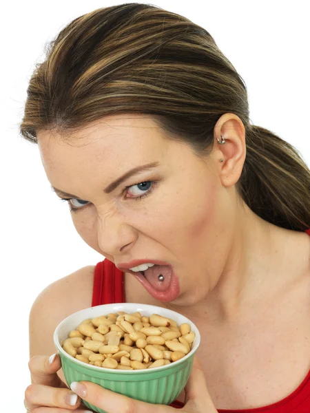 Attraktiv ung kvinna med salta Rostade jordnötter — Stockfoto