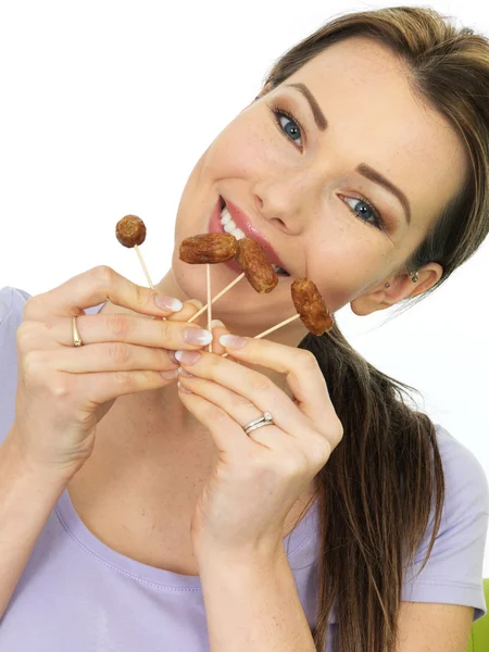 Jovem mulher atraente segurando mini coquetel salsichas em paus — Fotografia de Stock