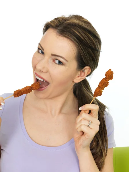 Attraktive junge Frau mit zwei Chicken Satay Sticks — Stockfoto