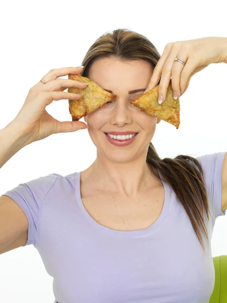 Jovem mulher atraente segurando picante vegetariano Samosa salgado Snack — Fotografia de Stock