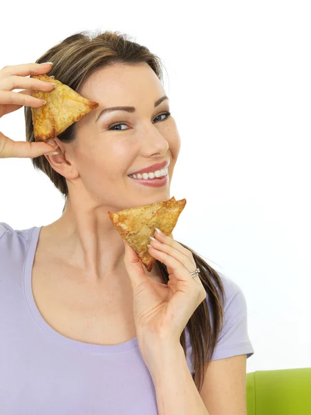 Jovem mulher atraente segurando picante vegetariano Samosa salgado Snack — Fotografia de Stock