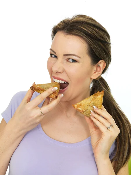Attraktiv ung kvinna med kryddig vegetarisk Samosa salta mellanmål — Stockfoto